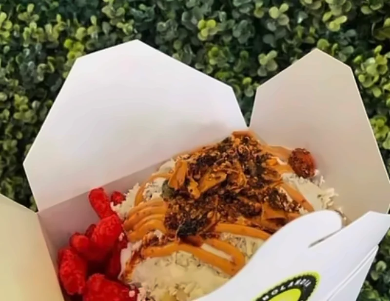 Corn Box: caja con fritura, elote desgranado, aderezo y toppings