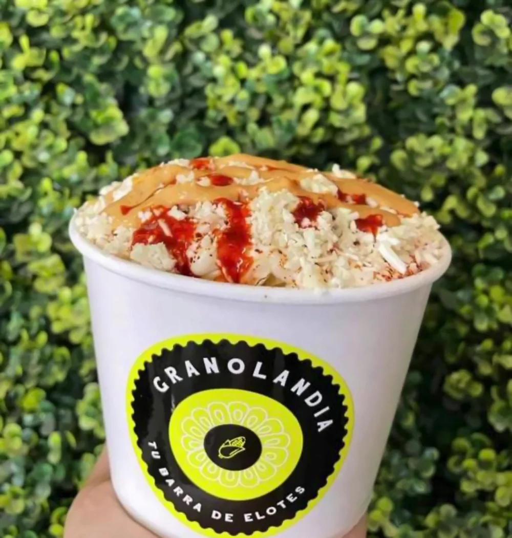 Corn Cup: vaso de Granolandia con elote desgranado, queso rallado y salsa roja