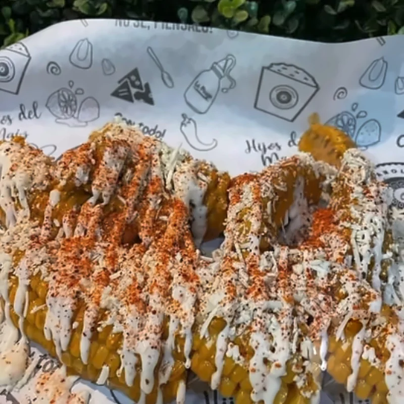Corn Ribs: costillas de elote fritas con aderezo y chile
