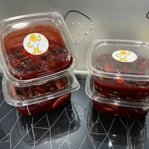 Gomitas ahogadas en chamoy, en recipientes con la etiqueta de Mr. Grano