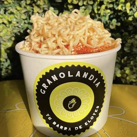 Maruchan Cup: vaso de Granolandia con sopa Maruchan y elote