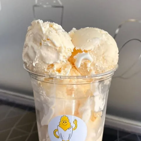 Nieve de vainilla en vaso con la etiqueta de Mr. Grano