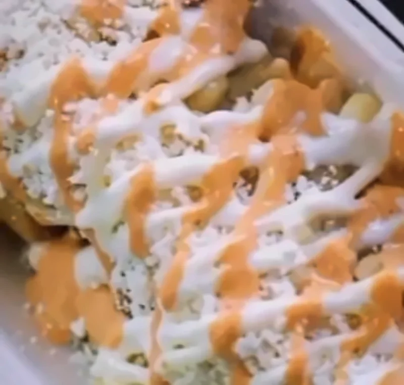 Tamal preparado con elote, crema, queso y salsa