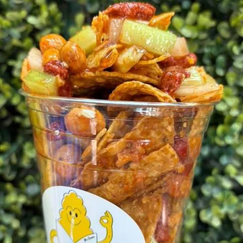 Vaso Papa Loca: papitas preparadas con pepino, cacahuates y salsa